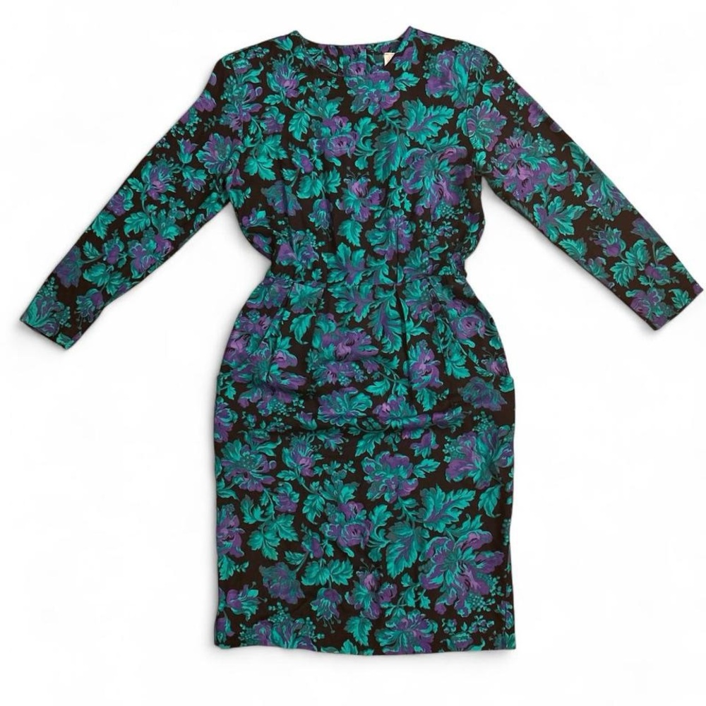 Stunning 80s floral dress with a fitted silhouette black and purple hues Size 4